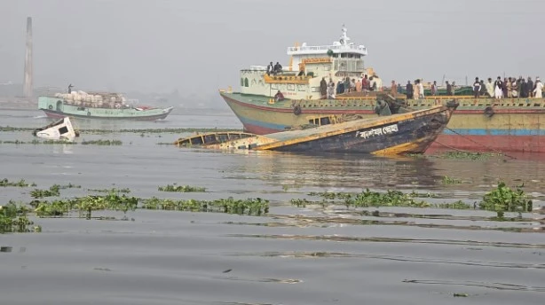 লঞ্চের ধাক্কায় বাল্কহেড ডুবে ২ শ্রমিক নিখোঁজ